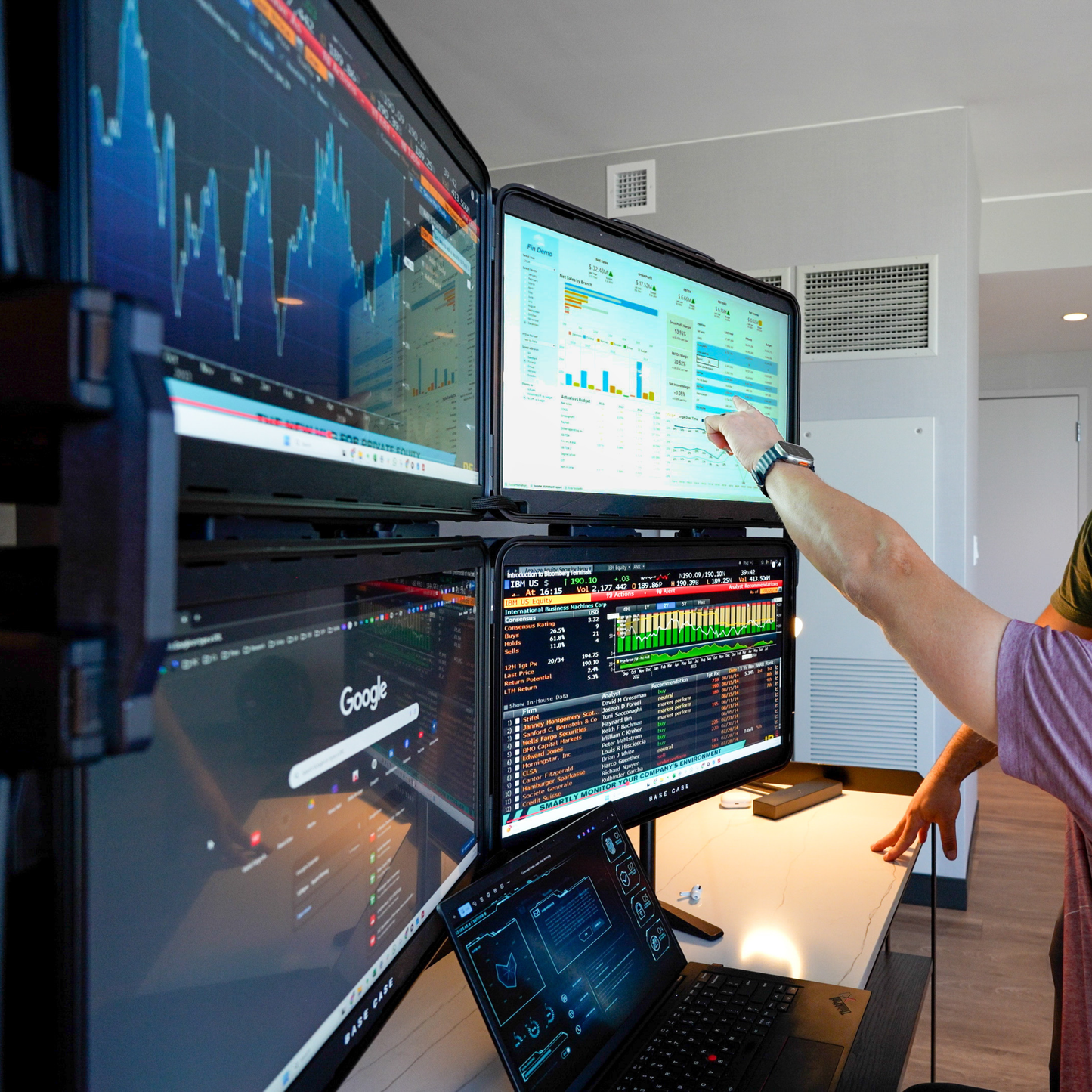 QuadZilla™ The Ultraportable Four-Screen Command Center